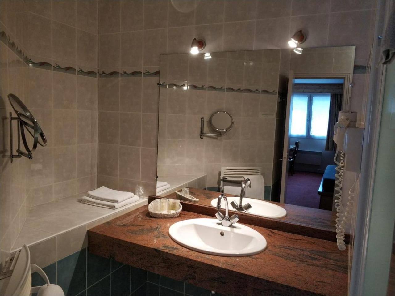 Chalezeule Logis Hotel Calisola Besancon - Soiree Etape מראה חיצוני תמונה