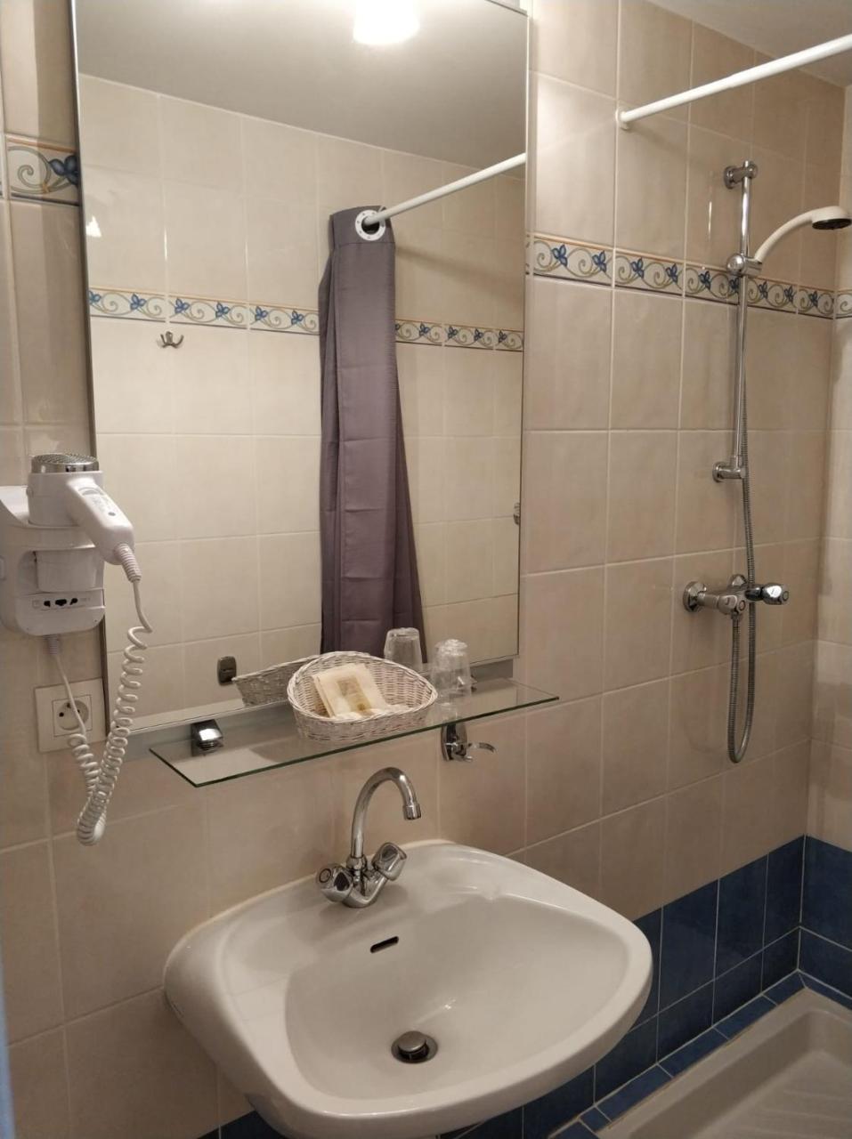 Chalezeule Logis Hotel Calisola Besancon - Soiree Etape מראה חיצוני תמונה